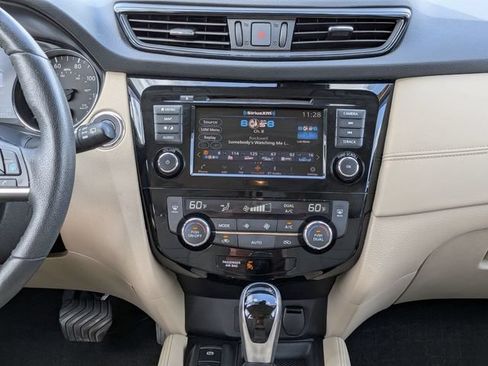 Used 2019 Nissan Rogue SL AWD/4WD image 17