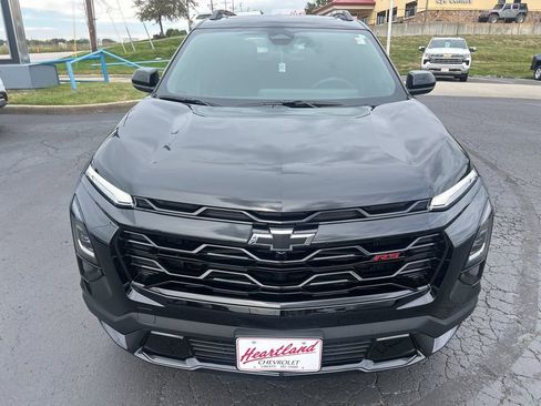 Used 2025 Chevrolet Equinox RS image 3