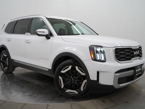 Used 2023 Kia Telluride S AWD/4WD image 3