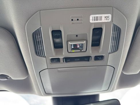 Used 2023 Toyota Highlander XLE image 12