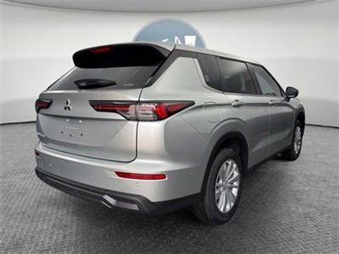 New 2026 Mitsubishi Outlander ES image 3