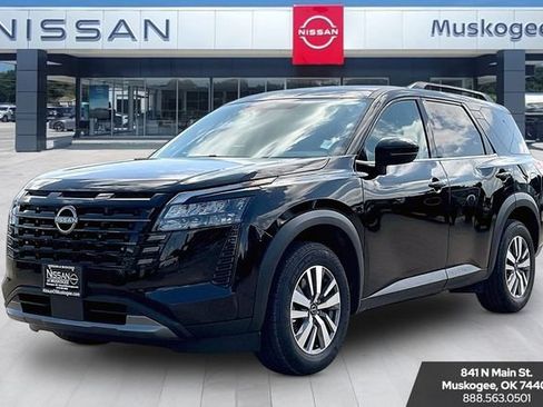 Used 2026 Nissan Pathfinder SL FWD image 3