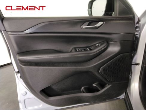 Used 2023 Jeep Grand Cherokee Altitude AWD/4WD image 19