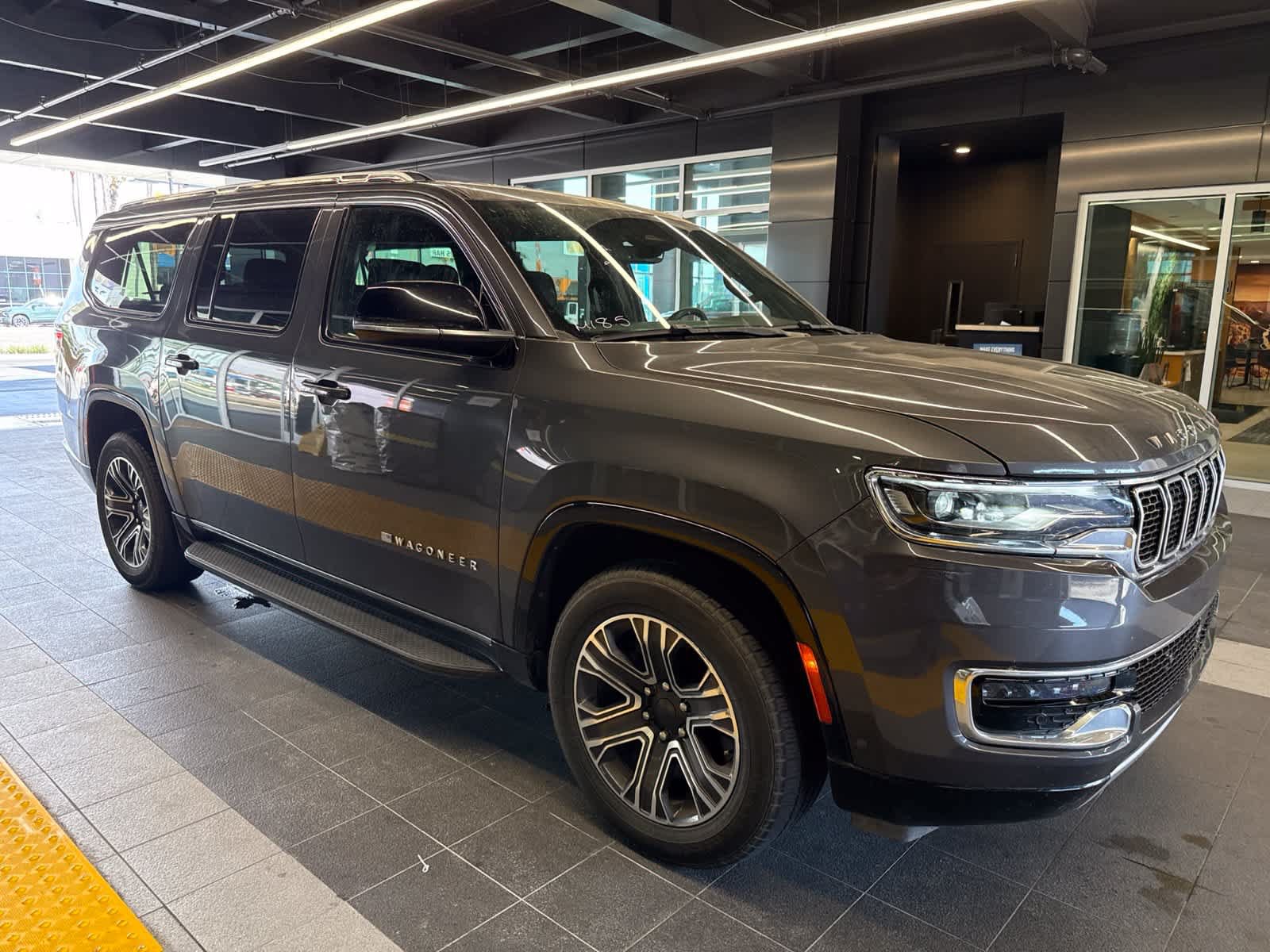 Used 2024 Jeep Wagoneer L Series II RWD image 6