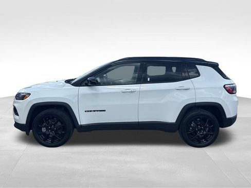 Used 2023 Jeep Compass Latitude w/ Sun and Sound Group AWD/4WD image 2