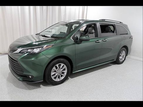Used 2026 Toyota Sienna XLE FWD image 3