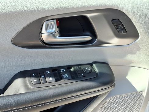Used 2024 Chrysler Pacifica Touring-L FWD image 17