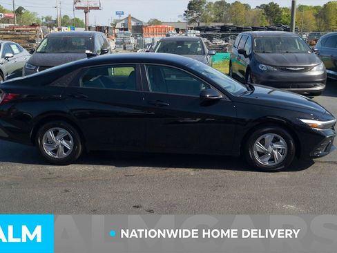 Used 2025 Hyundai Elantra SE image 5