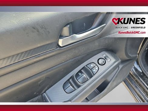 Used 2025 Nissan Altima 2.5 SV FWD image 14