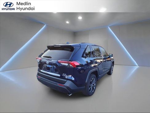 Used 2022 Toyota RAV4 XLE Premium image 3