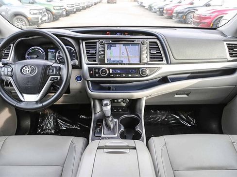 Used 2017 Toyota Highlander XLE image 14