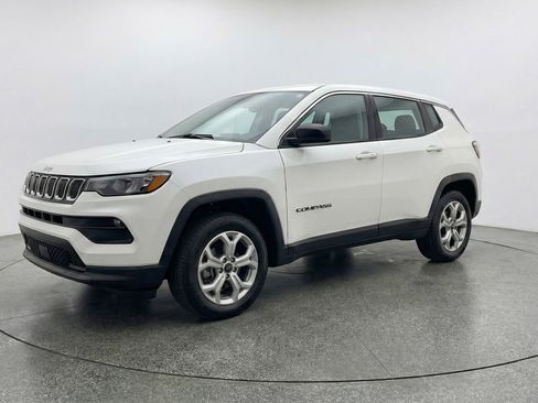 Used 2025 Jeep Compass Latitude AWD/4WD image 3