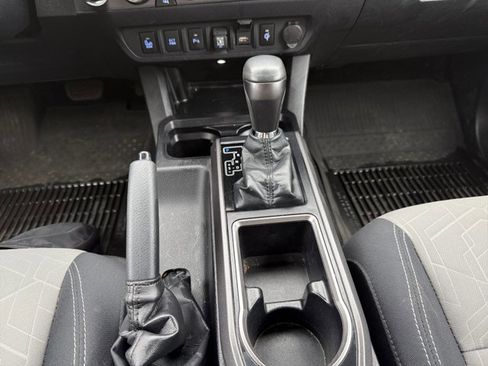 Used 2022 Toyota Tacoma TRD Off-Road w/ Technology Package AWD/4WD image 29