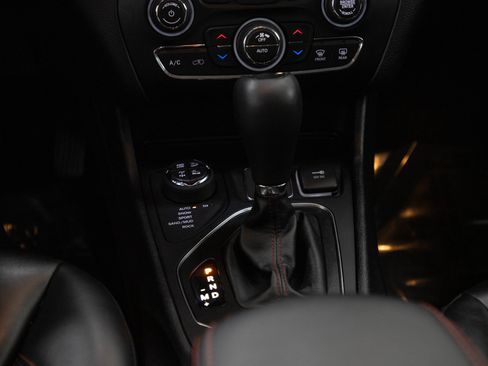 Used 2021 Jeep Cherokee Trailhawk AWD/4WD image 19