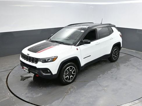 Used 2025 Jeep Compass Trailhawk AWD/4WD image 39