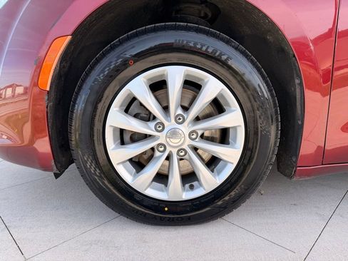 Used 2018 Chrysler Pacifica Touring-L image 9