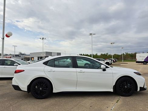 Used 2025 Toyota Camry SE w/ Convenience Package image 4