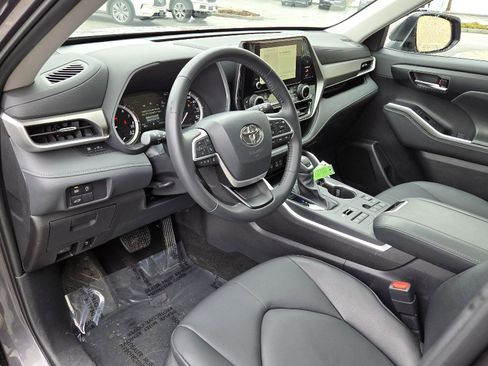 Used 2025 Toyota Highlander XLE image 4