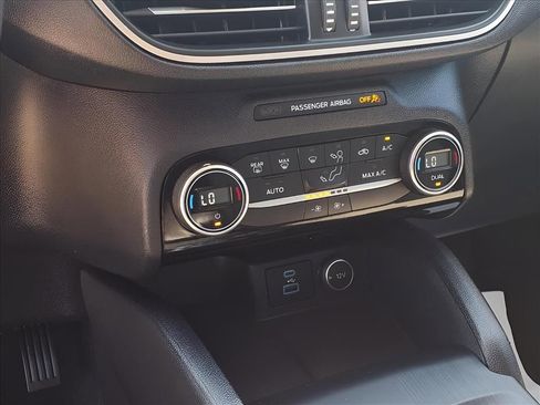 Used 2021 Ford Escape SE image 9