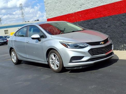 Used 2018 Chevrolet Cruze LT FWD image 3