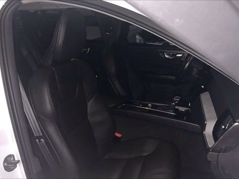 Used 2022 Volvo V60 T5 Cross Country image 9