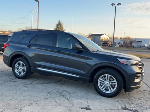 Used 2023 Ford Explorer XLT image 2