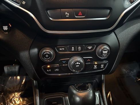 Used 2020 Jeep Cherokee Altitude image 20