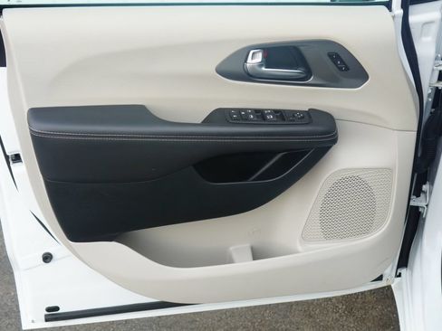 Used 2024 Chrysler Pacifica Touring-L FWD image 10
