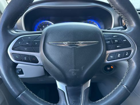 Used 2022 Chrysler Pacifica Touring-L image 33