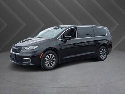 Used 2024 Chrysler Pacifica Select image 36