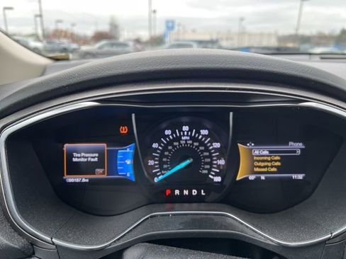 Used 2017 Ford Fusion SE w/ Fusion SE Technology Package image 9