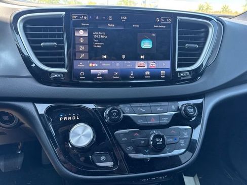 Used 2025 Chrysler Pacifica Select FWD image 11