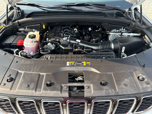 Used 2025 Jeep Grand Cherokee L Limited AWD/4WD image 37