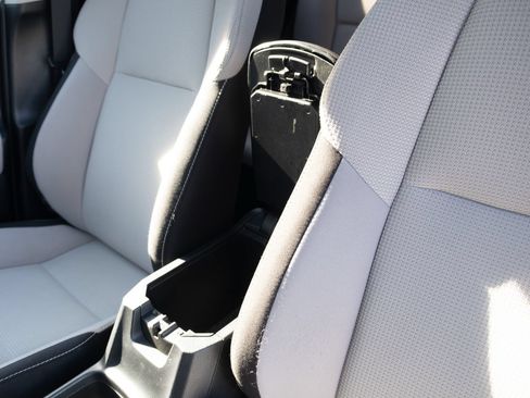 Used 2017 Toyota RAV4 XLE AWD/4WD image 9