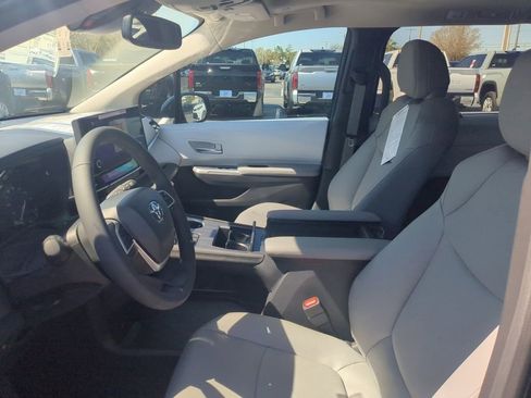 New 2025 Toyota Sienna XLE image 18