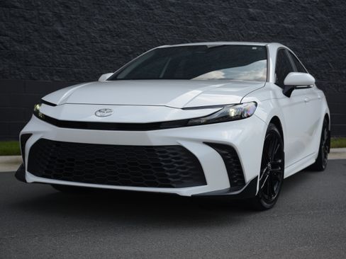 Used 2025 Toyota Camry SE FWD image 1