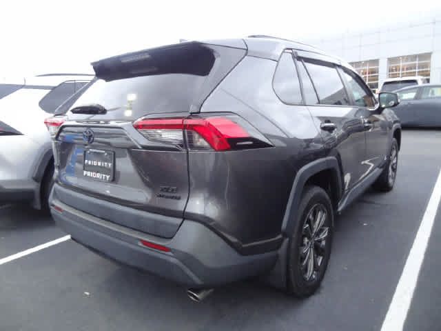 Used 2022 Toyota RAV4 XLE Premium AWD/4WD image 4