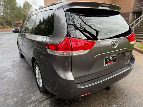 Used 2013 Toyota Sienna XLE w/ Premium Pkg image 7
