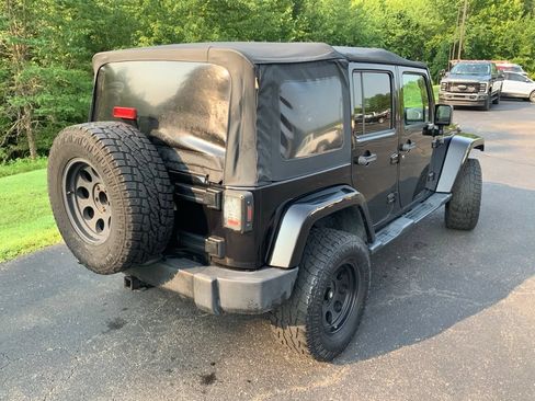 Used 2015 Jeep Wrangler Unlimited Sahara w/ Connectivity Group AWD/4WD image 12