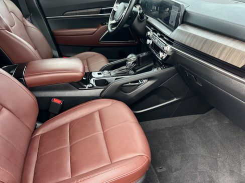 Used 2024 Kia Telluride EX image 16