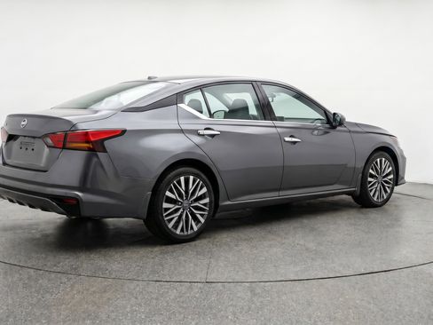 Used 2025 Nissan Altima 2.5 SV FWD image 9