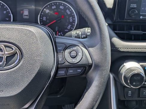 Used 2021 Toyota RAV4 XLE w/ Convenience Package FWD image 20