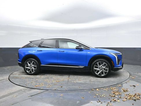 New 2026 Cadillac Optiq Luxury 1 image 8