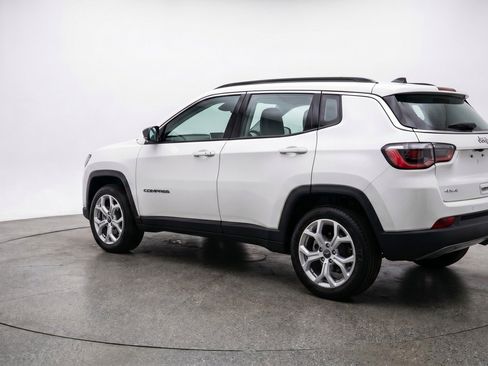 Used 2025 Jeep Compass Latitude AWD/4WD image 6
