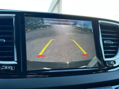 Used 2024 Chrysler Pacifica Touring-L FWD image 28