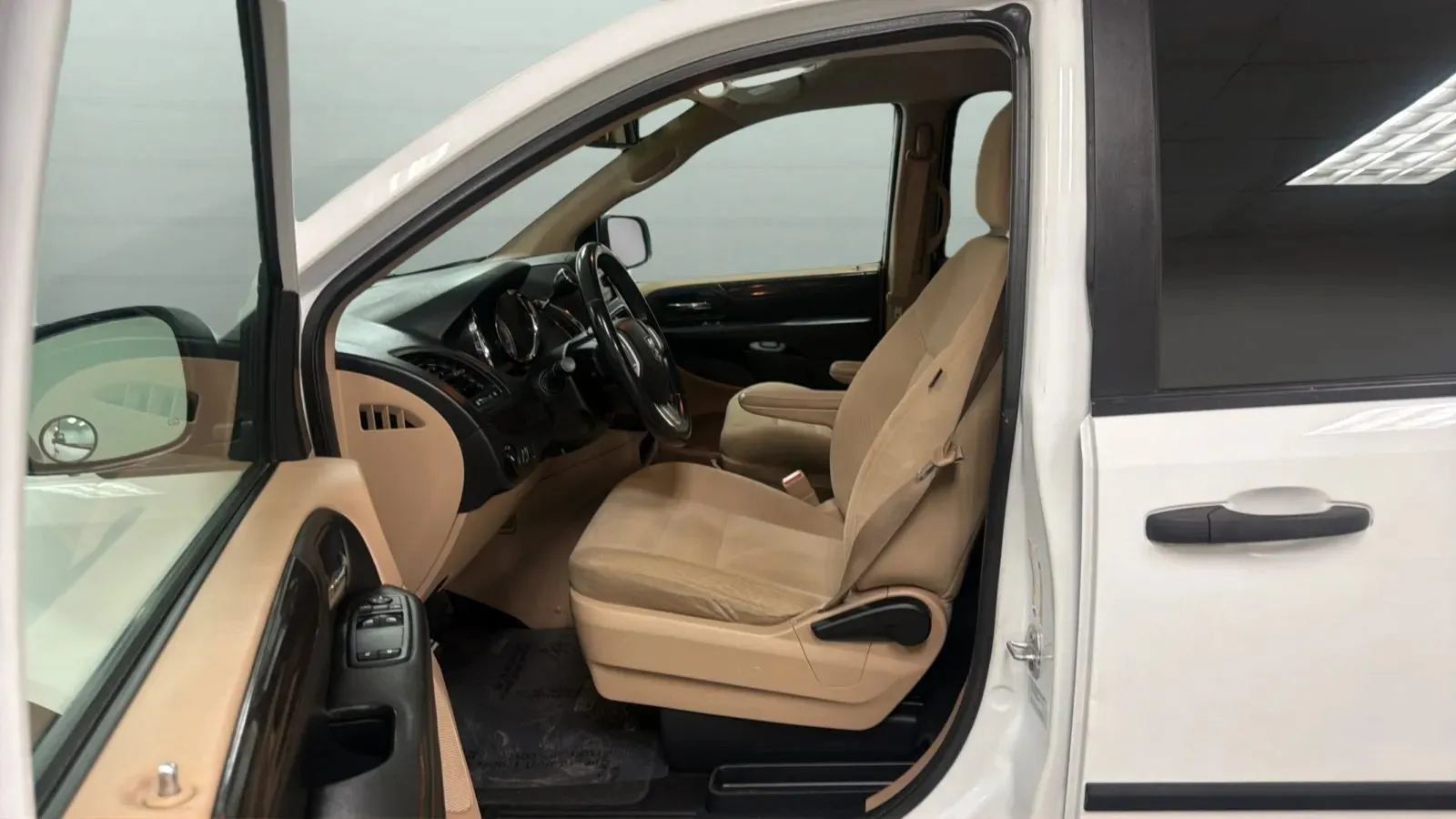 Used 2015 Dodge Grand Caravan American Value Package w/ UConnect Hands-Free Group FWD image 19