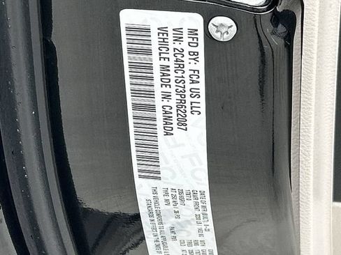 Used 2023 Chrysler Pacifica Limited FWD image 34