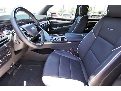 Used 2026 Cadillac Escalade Luxury AWD/4WD image 6