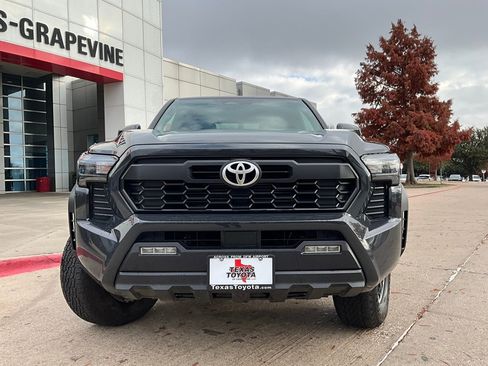 Used 2025 Toyota Tacoma TRD Off-Road image 4