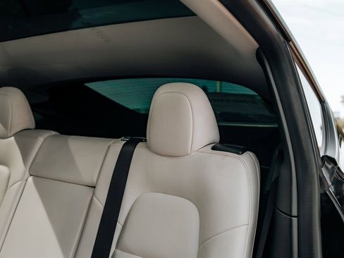 Used 2021 Tesla Model Y Long Range AWD/4WD image 30